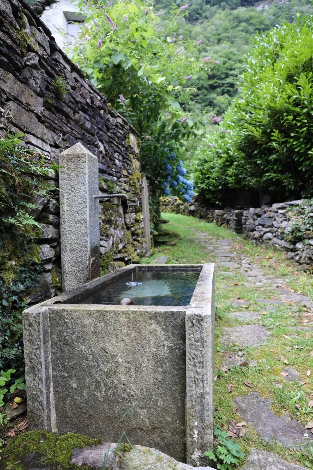 Steinbrunnen im Garten