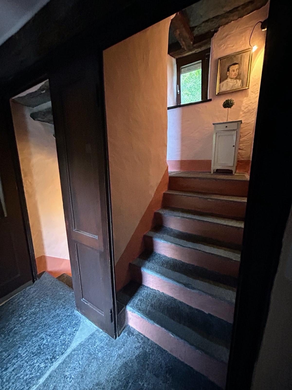 Historische Steintreppe im Hausinneren